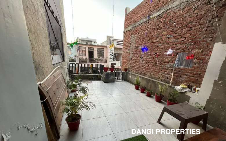 1 Room set with Washroom on First floor for rent(Without Kitchen)